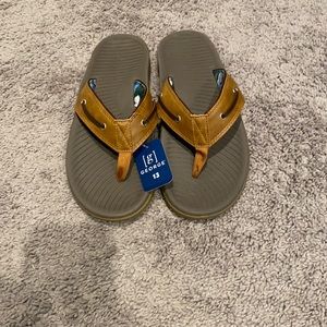 NWT men’s flip flops💕